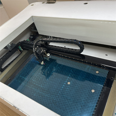 Daqin Screen Protector Laser Schneidemaschine mit Schneidgenauigkeit 0,01mm für schnelle und genaue Produktion