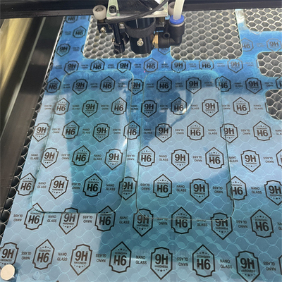 Weiterentwickelte CO2-Laserschneidmaschine für mobilen Bildschirmschutz