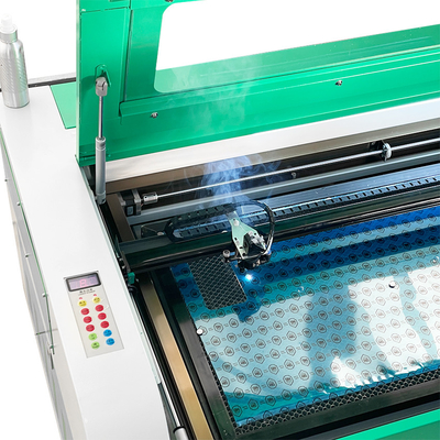 Hochpräzise CO2-Laserschneidemaschine für Bildschirmschutz und Hautgravierungen