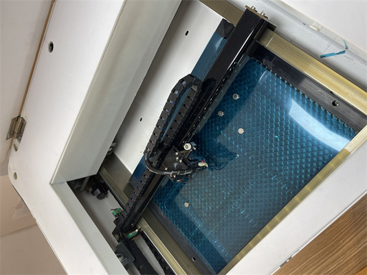 Luftkühlung-Displayschutzfolien-Laserschneidmaschine mit hoher Schnittgenauigkeit und Kühlmodell mit zirkulierender Wasserkühlung