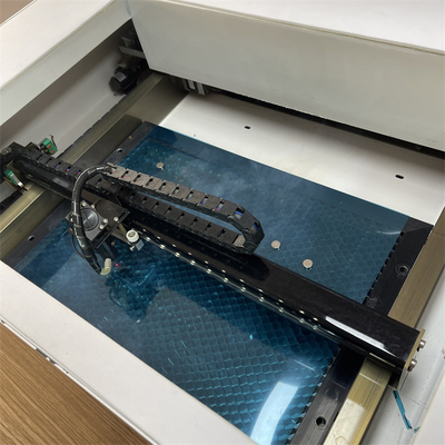 Daqin-Glas-Schutzschirm-Laser-Schneidemaschine mit Schnittgeschwindigkeit von 0-50 mm/s