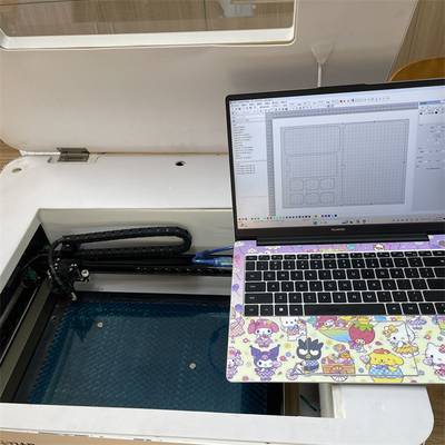 AC220V/50Hz Displayschutzfolien-Laserschneidmaschine mit Umlaufwasser-Kühlung und Balg 0,5 mm Schnittstärke