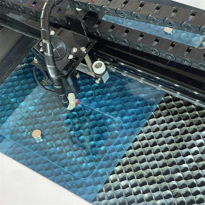 Arbeitsumgebung im Innenbereich Bildschirmschutz Laser Schneidemaschine AC220V/50Hz Spannung 1000*800*800mm Größe