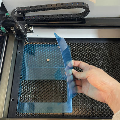 Arbeitsumgebung im Innenbereich Bildschirmschutz Laser Schneidemaschine AC220V/50Hz Spannung 1000*800*800mm Größe