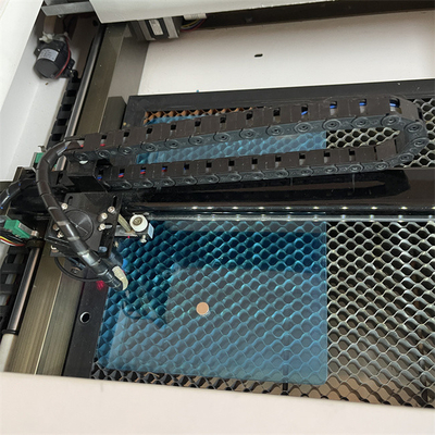 Arbeitsumgebung im Innenbereich Bildschirmschutz Laser Schneidemaschine AC220V/50Hz Spannung 1000*800*800mm Größe