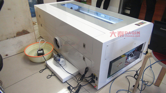Arbeitsumgebung im Innenbereich Bildschirmschutz Laser Schneidemaschine AC220V/50Hz Spannung 1000*800*800mm Größe