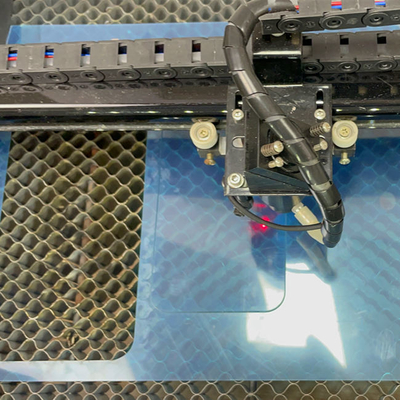 Mobile Schirm-Schutz-Laser-Schneidemaschine milderte beweglichen Schutz der Aufkleber-Stanze-9h 3d Daqin